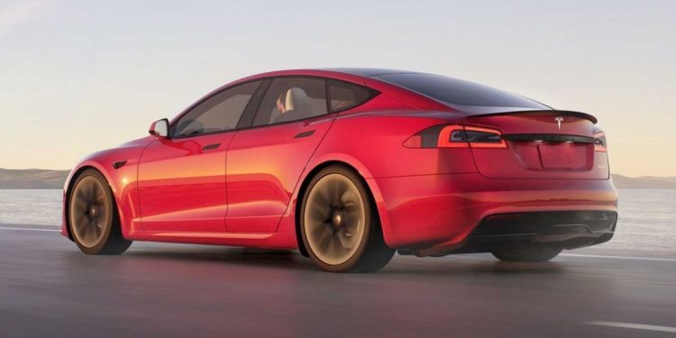 Bataryası biten Tesla Model S, sahibini kızdırdı