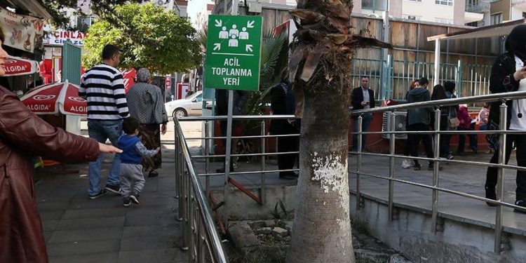 Demirlerle Çevrili, Ortasında Ağaç Var!  Antalya’da 8 Metrekarelik Acil ‘Toplanamama Alanı’
