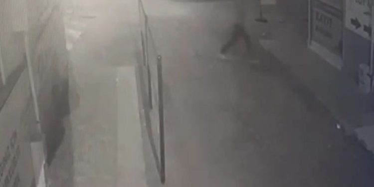 Şanlıurfa’da iş yerleri ile araçların camlarını indirdi