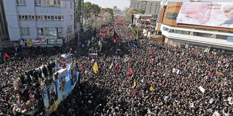 Yaşanan İzdihamda 50’den Fazla Kişi Hayatını Kaybetti: Kasım Süleymani’nin Defin İşlemi Ertelendi