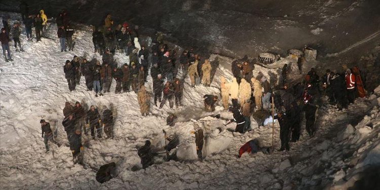 Arama Kurtarma Çalışmaları Devam Ediyor: Van Bahçesaray’da Minibüsün Üzerine Çığ Düştü