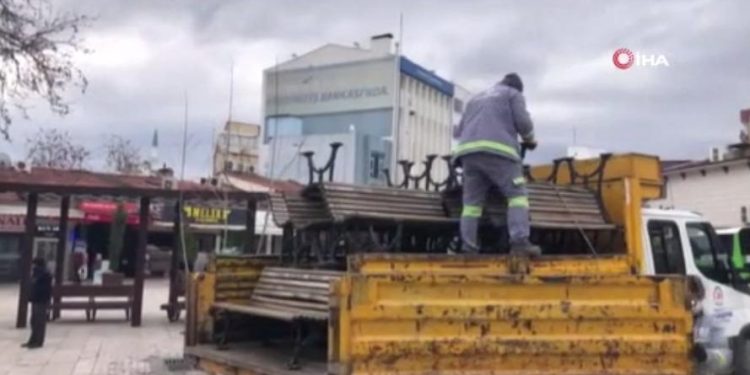 Denizli’de Sokağa Çıkmaya Devam Eden İhtiyarlara Karşı Önlem: Meydanlardaki Banklar Söküldü