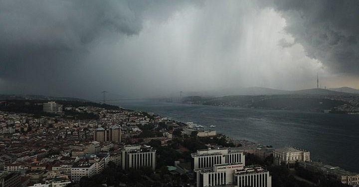 Hortum Çıktı, Dolu Yağdı ve Bir Kişi Hayatını Kaybetti: İstanbul’da Yaşanan Selden Kareler
