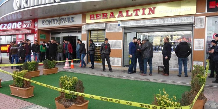 Plakayı ‘Evleniyoruz’ Yazısıyla Kapattılar: Gelin Arabasıyla Kuyumcu Soyan Hırsızlar Kayıplara Karıştı