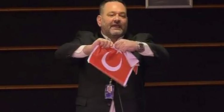 Türk Bayrağını Yırtan Yunan Vekile ‘Dört Gün Parlamento Faaliyetlerine Katılmama’ Cezası