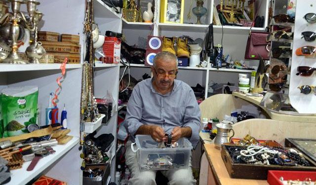 25 Yıldır Uçakta Unutulan Eşyaları Satıyor…  Gözlük, Cüzdan, Cep Telefonu İlk Sırada