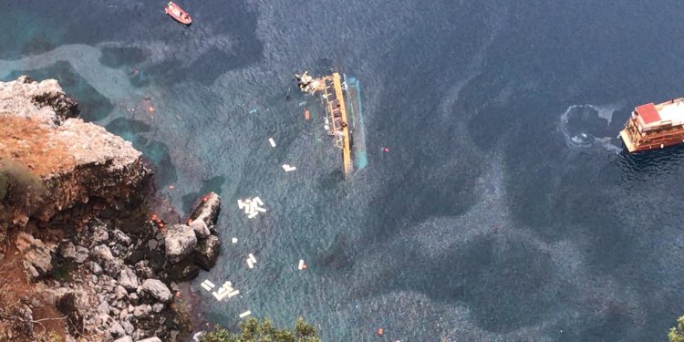 Antalya’da Tur Teknesi Battı: Kurtarma Çalışmaları Devam Ediyor