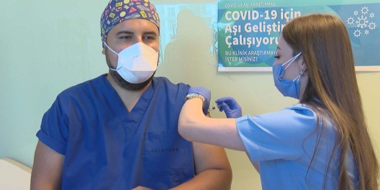 Çin’de Geliştirilen Koronavirüs Aşısı Türkiye’de İlk Gönüllüye Yapıldı