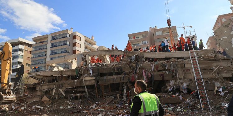 Deprem Sonrası Arama Kurtarma Çalışmalarının Sürdüğü İzmir’de Üçüncü Gün Neler Yaşandı?