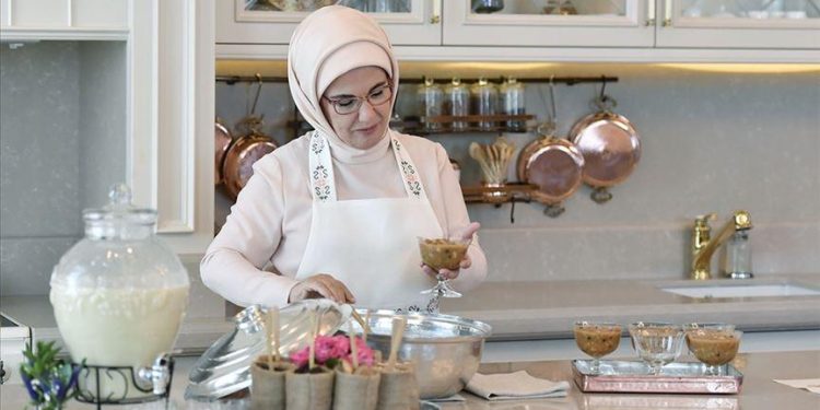 Emine Erdoğan Aşure Tarifi Paylaştı: Mutfağındaki 10 Bin Liralık Musluk Sosyal Medyada Gündem Oldu