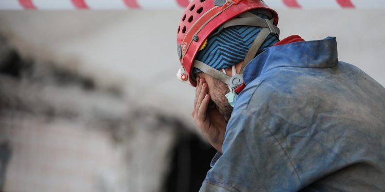 Enkazdan Bir Ailenin Cansız Bedenlerini Çıkaran Kurtarma Görevlisinin Yürekleri Parçalayan Görüntüsü
