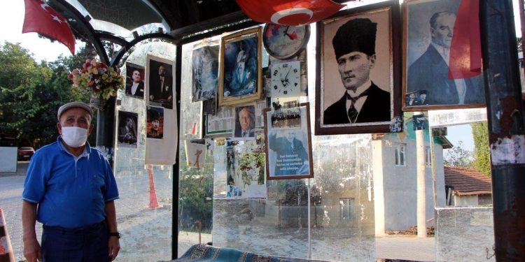 Evinin Yanındaki Otobüs Durağını Türk Bayrağı ve Atatürk Posterleriyle Süsledi: ‘Emekliyim, Burada Oyalanıyorum’