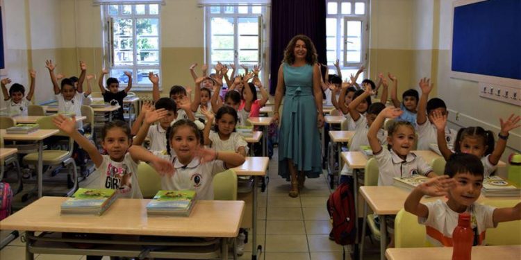 Salgının Gölgesinde Yüz Yüze Eğitim Başlıyor: Öğrenciler Temassız Oyunlar Oynayacak