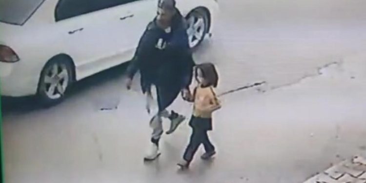 4 Yaşındaki Kız Çocuğu Kaçırıldı: Tüm Kent Alarmda