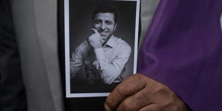 Demirtaş ‘Ya Demokrasi Ya Mutlak Diktatörlük’ Dedi ve Ekledi: ‘Bir Araya Geleceğiz’
