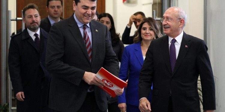 DP Lideri Uysal ‘Omuz Verdi’: “Kılıçdaroğlu Kazanacak Aday”