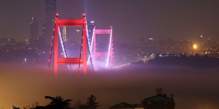 İstanbul Boğazı, Yoğun Sis Nedeniyle Gemi Trafiğine Kapatıldı