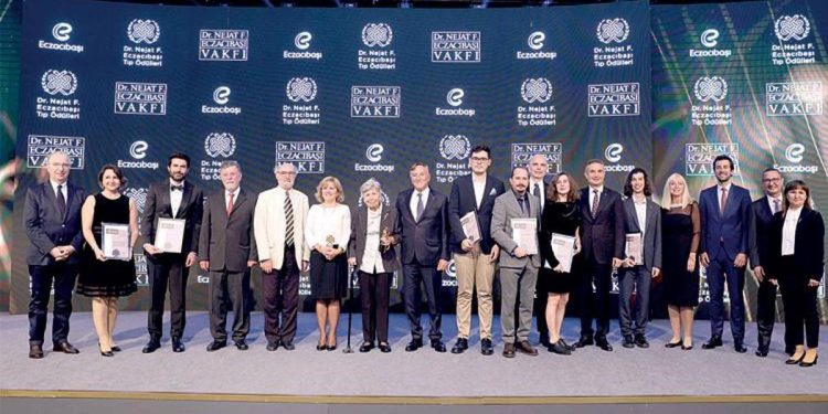 Eczacıbaşı Tıp Onur Ödülü Prof. Dr. İmran Özalp’e verildi
